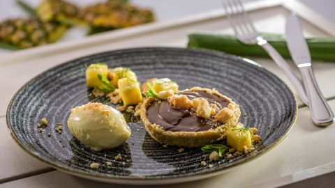 Schokocrumble mit Ananas-Sorbet